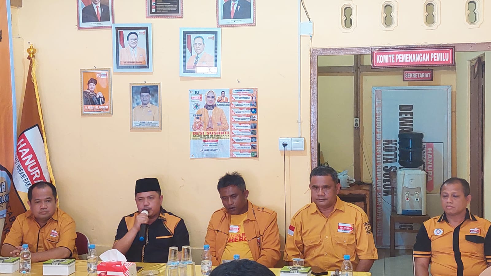 Pengurus DPC, kader dan caleg Partai Hanura Kota  dan Kabupaten Solok menyambut  kedatangan  DPD Partai Hanura  Sumbar. 
